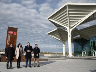 La presidenta de la Comunidad de Madrid, Isabel Díaz Ayuso, el alcalde de la capital José Luis Martínez Almeída (i) y el consejero de Transportes, Jorge Rodríguez (2d), durante la inauguración este martes el intercambiador de Valdebebas. EFE/ Sergio Perez