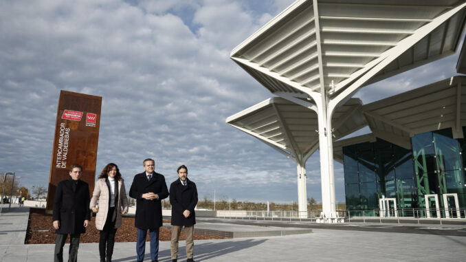 La presidenta de la Comunidad de Madrid, Isabel Díaz Ayuso, el alcalde de la capital José Luis Martínez Almeída (i) y el consejero de Transportes, Jorge Rodríguez (2d), durante la inauguración este martes el intercambiador de Valdebebas. EFE/ Sergio Perez
