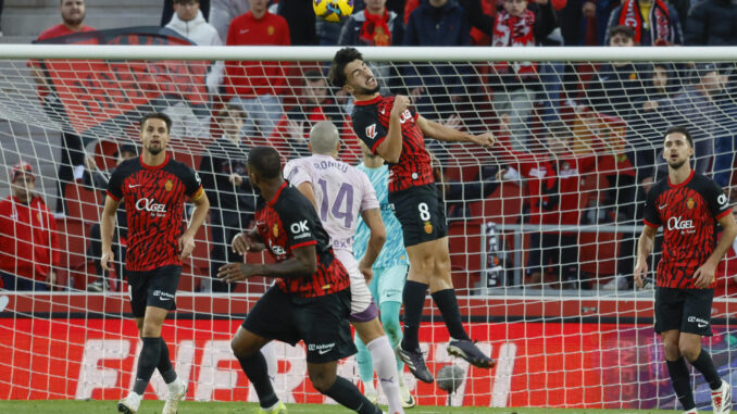 -El centrocampista del Mallorca Manuel Morlanes, y el centrocampista del Girona Oriol Romeu, durante el partido de LaLiga de la jornada 17 entre el Real Mallorca y El Girona, este sábado en el estadio de Son Moix en Palma .- EFE/ Cati Cladera
