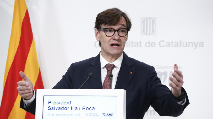 El presidente de la Generalitat, Salvador Illa, durante la comparecencia que ha realizado tras la última reunión del año del Consell Executiu, en la que ha afirmado que en este 2024 "se ha asentado un cambio de etapa" en Cataluña y no ha descartado reunirse con el expresidente catalán y líder de Junts, Carles Puigdemont, en Bélgica. EFE/Quique García
