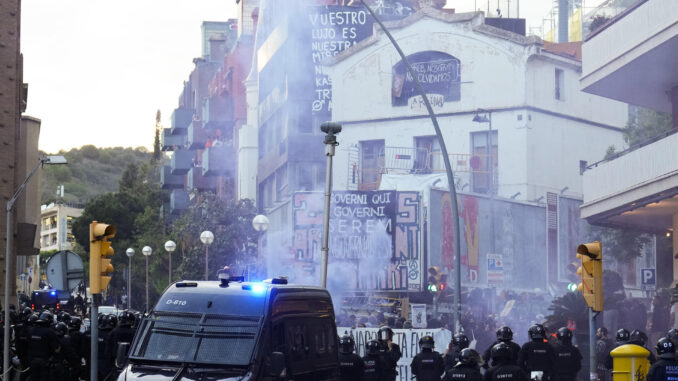 Foto de archivo de mayo de 2023 de varios mossos d'Esquadra en un desalojo de los okupas de dos edificios en la plaza Bonanova de Barcelona. EFE/ Alejandro García
