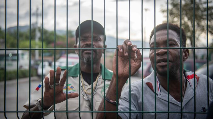 Empleados del hospital La Paix reaccionan este martes 24 de diciembre, en Puerto Príncipe (Haití). EFE/ Johnson Sabin
