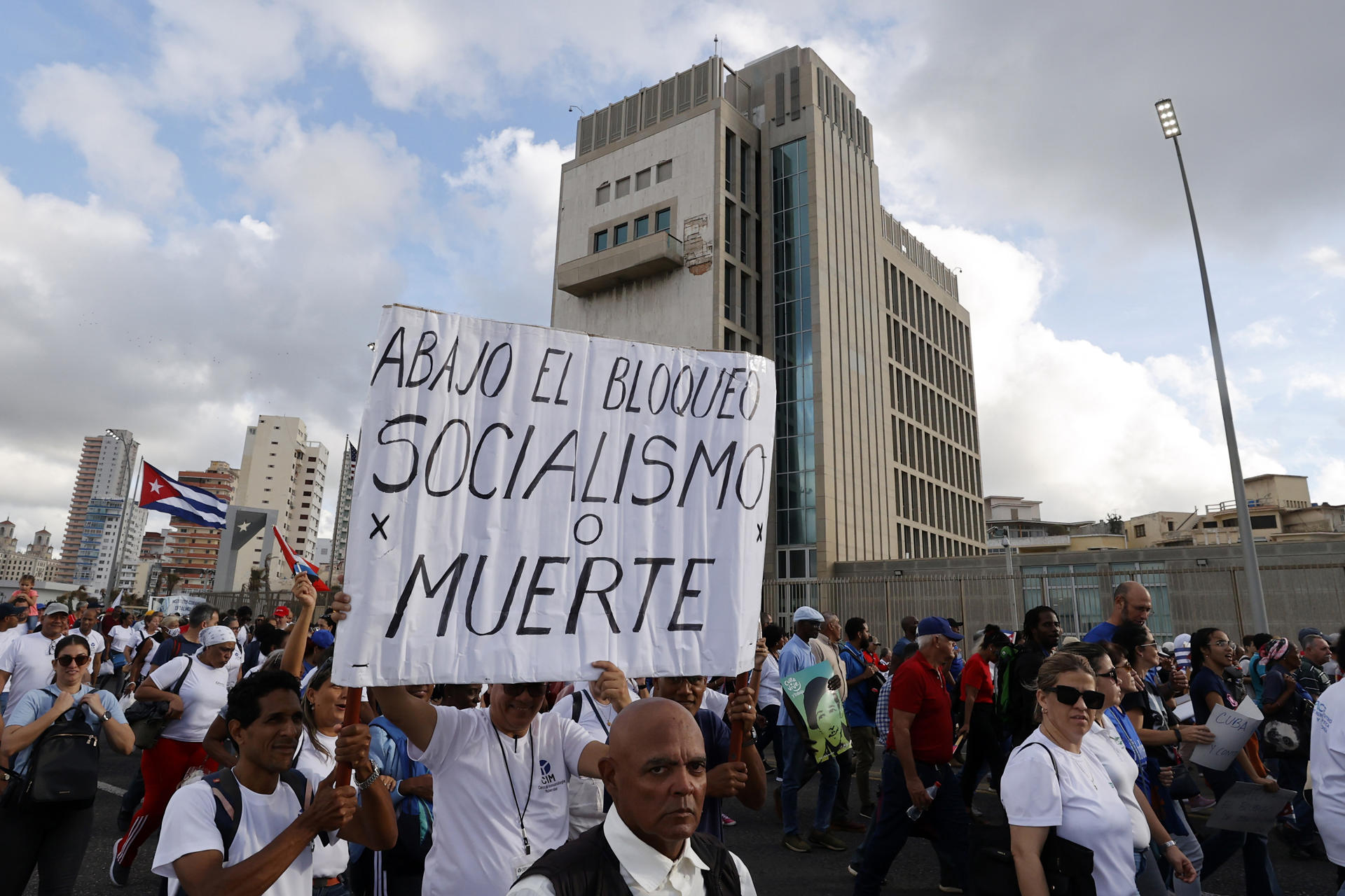 Personas participan en una marcha frente a la embajada de Estados Unidos este viernes, en La Habana (Cuba). EFE/ Ernesto Mastrascusa
