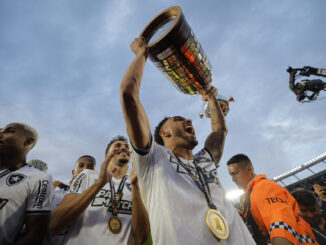 Jugadores de Botafogo celebran con el trofeo al ganar la Copa Libertadores. EFE/ Juan Ignacio Roncoroni