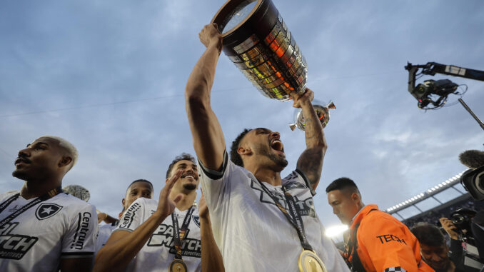 Jugadores de Botafogo celebran con el trofeo al ganar la Copa Libertadores. EFE/ Juan Ignacio Roncoroni
