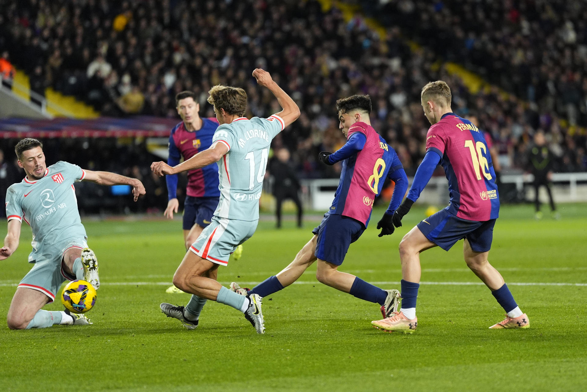 El delantero noruego del Atlético de Madrid Alexander Sørloth (c) celebra su gol durante el partido de la jornada 18 de LaLiga entre el FC Barcelona y el Atlético de Madrid, este sábado en el estadio olímpico Lluis Companys. EFE/ Siu Wu
