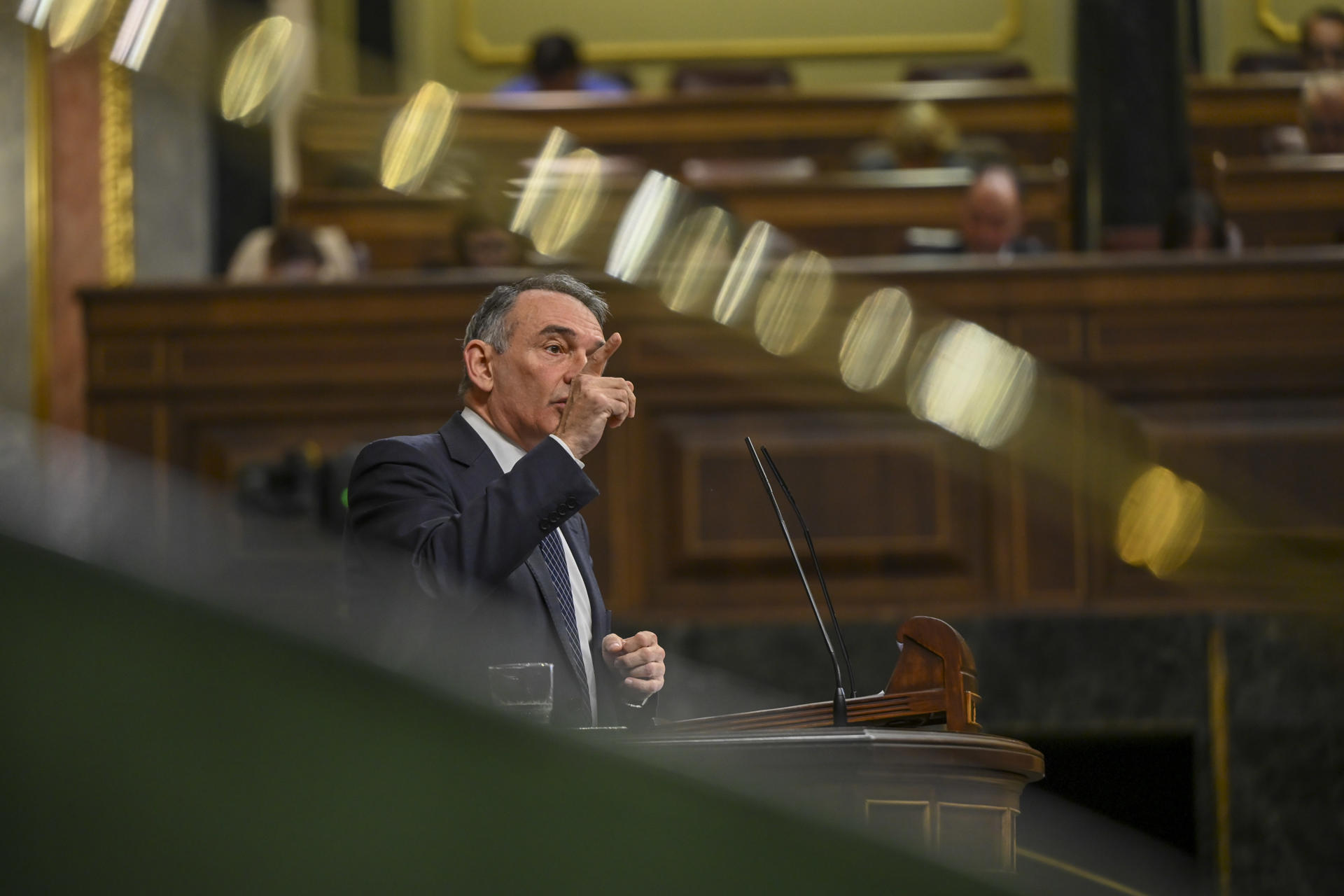 El diputado de Sumar Enrique Santiago interviene durante el pleno celebrado este jueves en el Congreso. EFE/ Fernando Villar
