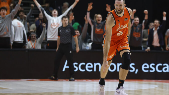 El pívot estadounidense del Valencia Basket Matt Costello celebra el triple ganador durante el partido de Liga Endesa de baloncesto ante el Real Madrid que se disputó en la Fonteta. EFE/Miguel Ángel Polo.
