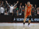 El pívot estadounidense del Valencia Basket Matt Costello celebra el triple ganador durante el partido de Liga Endesa de baloncesto ante el Real Madrid que se disputó en la Fonteta. EFE/Miguel Ángel Polo.