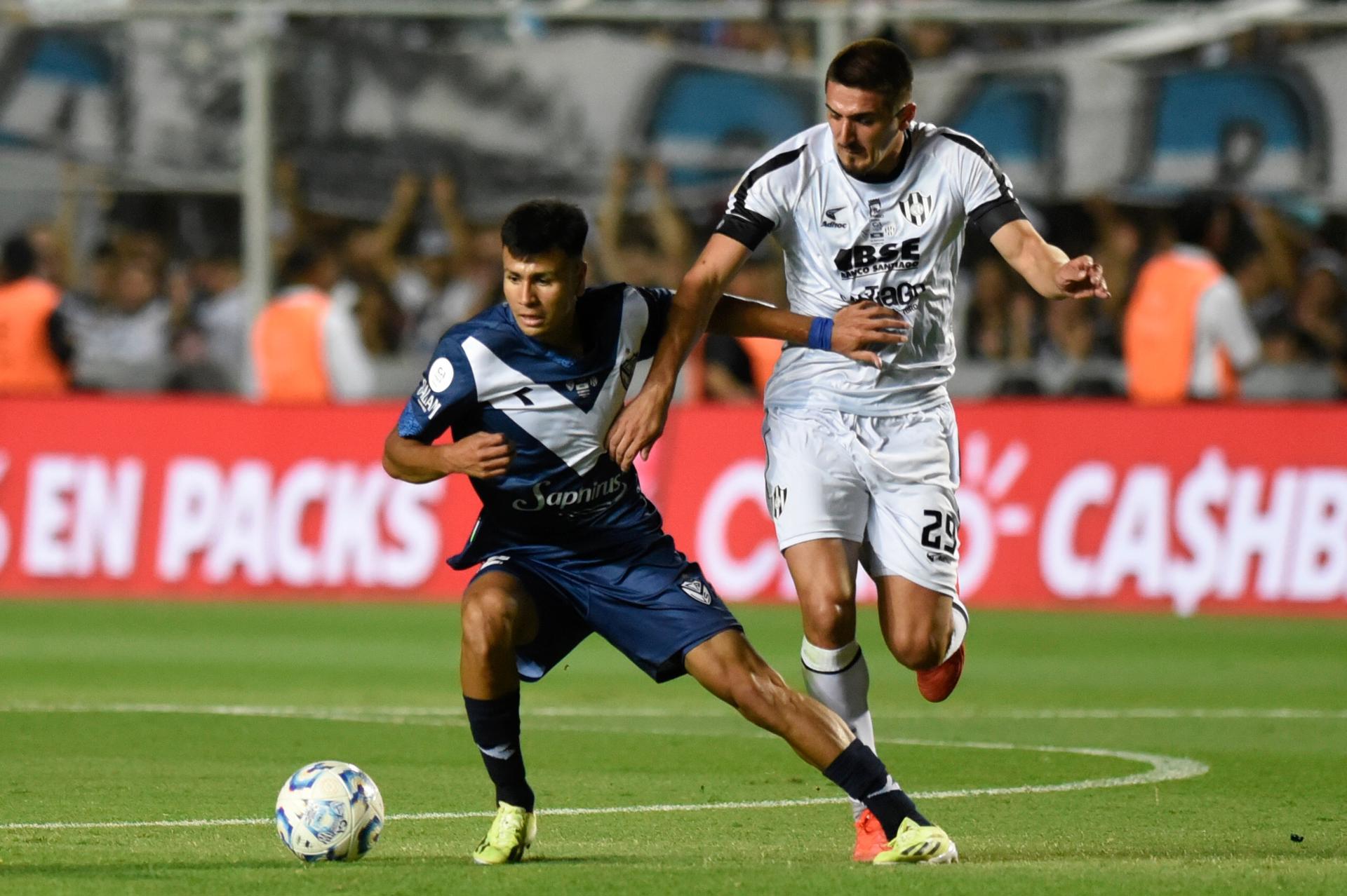 Christian Ordóñez (i) de Velez Sarsfield disputa el balón con Favio Cabral de Central Córdoba durante la final de la Copa Argentina, en el Estadio 15 de Abril, en Santa Fe (Argentina). EFE/ Javier Escobar
