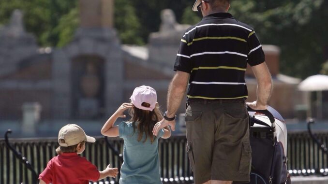 Una familia pasea en el Parque del Retiro. EFE/Fernando Alvarado
