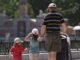 Una familia pasea en el Parque del Retiro. EFE/Fernando Alvarado