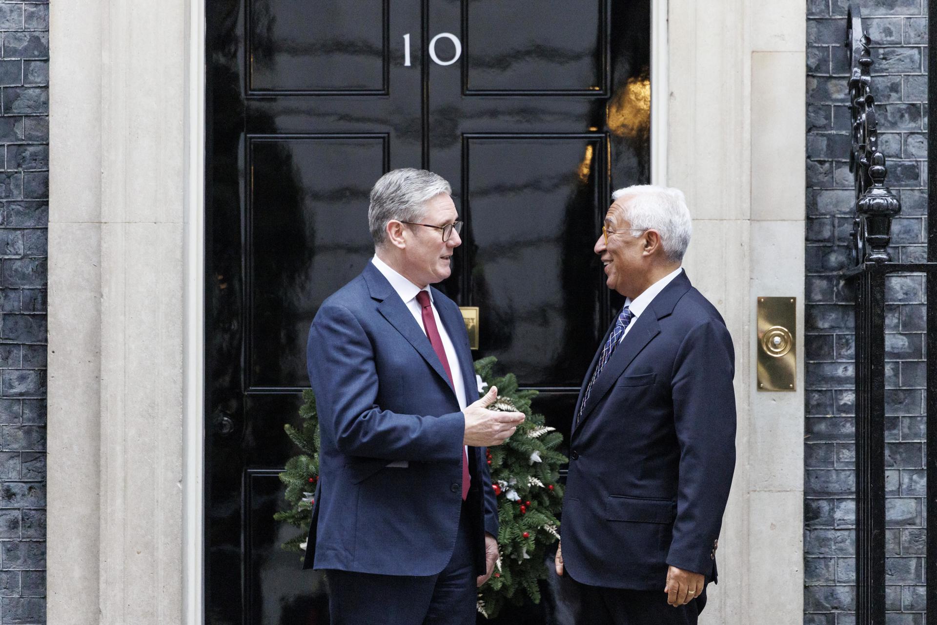 El Primer Ministro británico Keir Starmer (I) da la bienvenida al Presidente del Consejo Europeo Antonio Costa en el 10 de Downing Street en Londres, Reino Unido, el 12 de diciembre de 2024. (United Kingdom, London) EFE/EPA/TOLGA AKMEN
