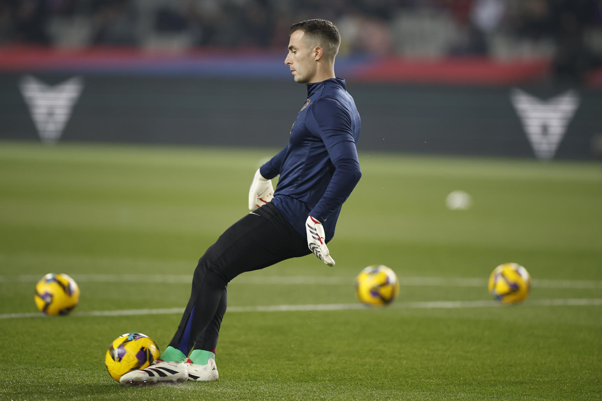 BARCELONA, 21/12/2024.- El portero del Barcelona Iñaki Peña en el calentamiento previo al partido de LaLiga entre el Barcelona y el Atlético de Madrid, este sábado en el estadio olímpico Lluis Companys. EFE/ Alberto Estévez
