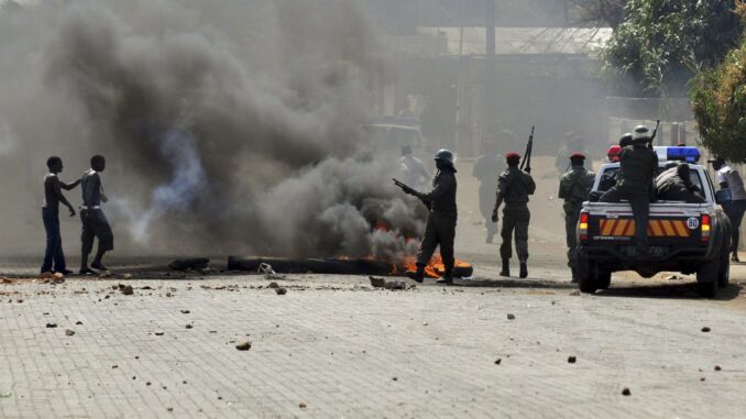 Foto archivo. La policía trata de mantener el orden durante un día de disturbios en Maputo (Mozambique), EFE/ANTONIO SILVA
