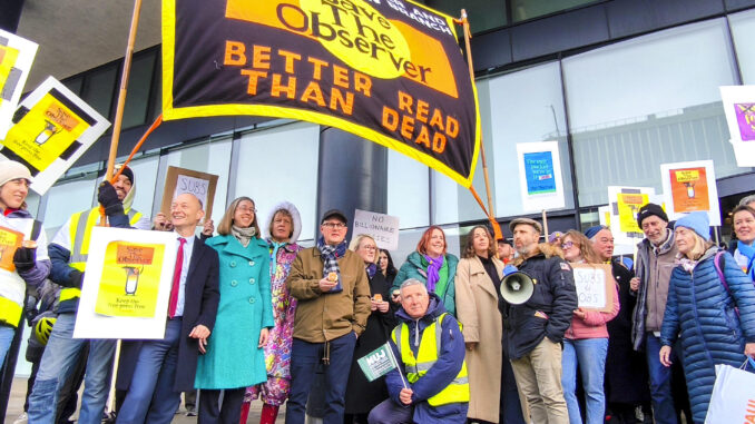 Londres.- Varias personas participan en la huelga de trabajadores de los periódicos británicos 'The Guardian' y 'The Observer' ante la venta propuesta del segundo al grupo Tortoise News. EFE/Guillermo Garrido
