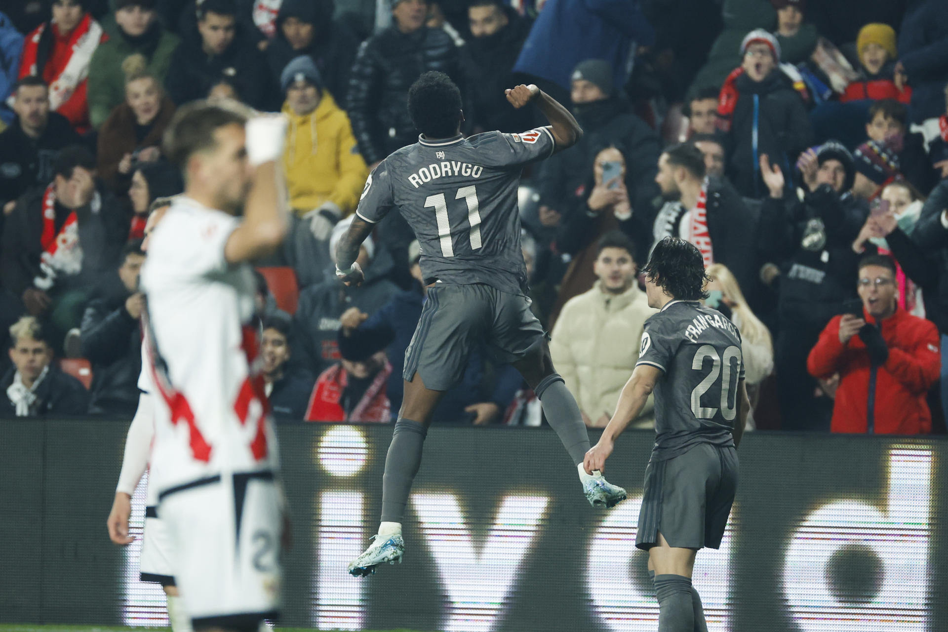 El delantero brasileño del Real Madrid, Rodrygo, celebra el tercer gol del equipo madridista durante el encuentro correspondiente a la jornada 17 de Laliga EA Sports que disputaron Rayo Vallecano y Real Madrid en el estadio de Vallecas, en Madrid. EFE / Juanjo Martín.
