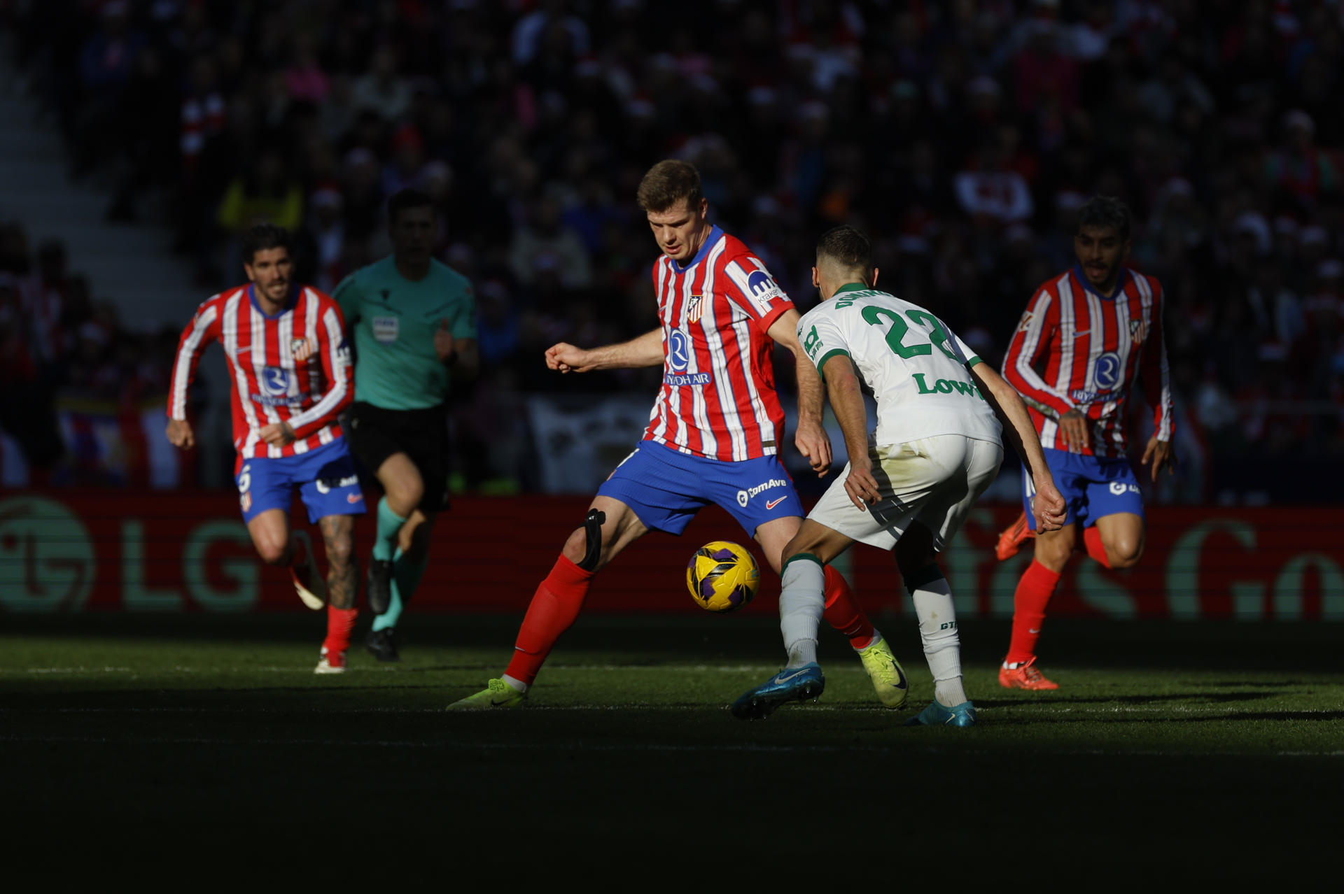 El delantero noruego del Atlético de Madrid Alexander Sørloth y el defensa portugués del Getafe Domingos Duarte, durante el partido de la jornada 17 de LaLiga que disputan Atlético de Madrid y Getafe este domingo en el estadio Riyadh Air Metropolitano. EFE/Juanjo Martín
