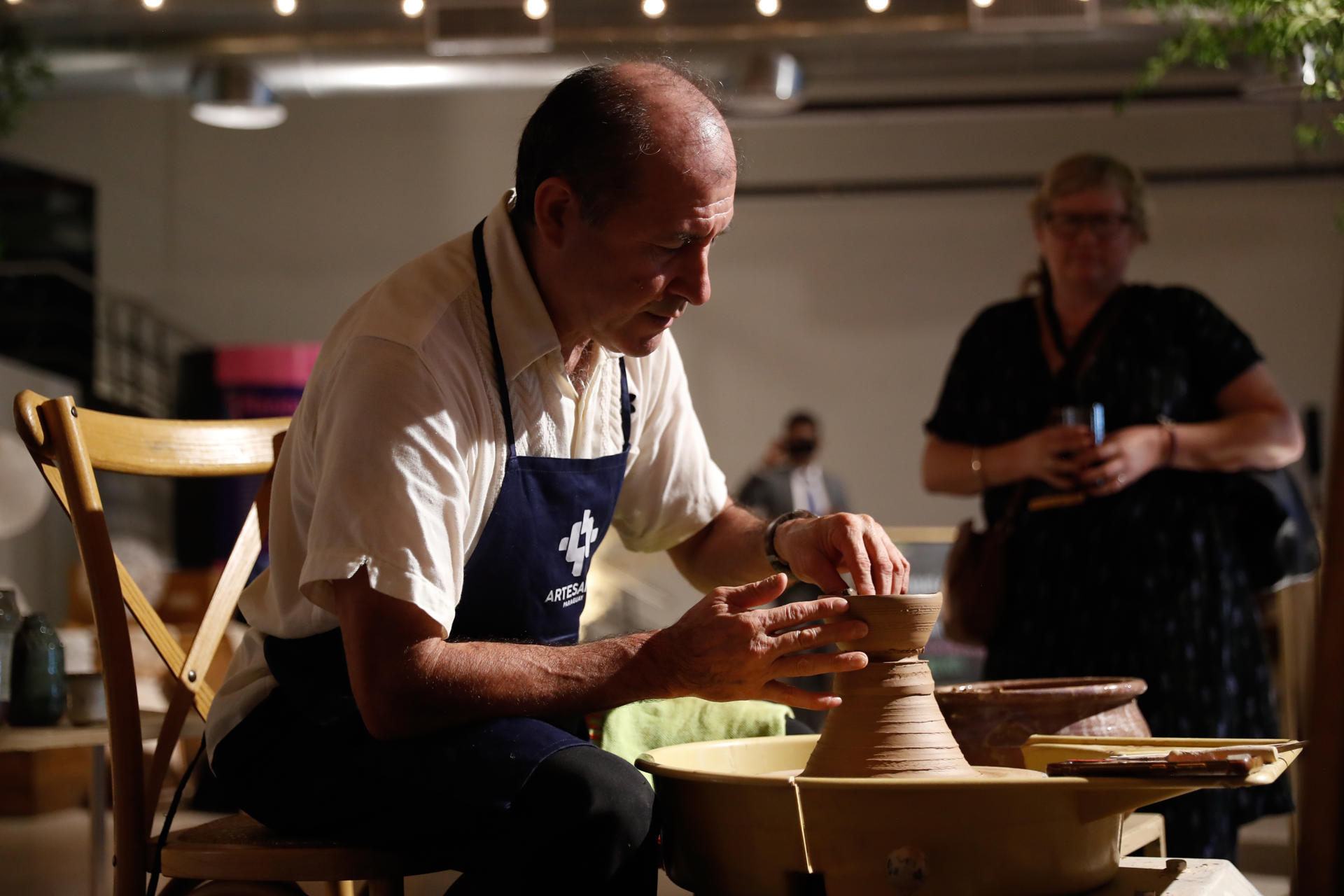 Un hombre realiza una artesanía este domingo, durante la inauguración de Ceremonia de Apertura de la 19a Reunión Intergubernamental para la Salvaguarda del Patrimonio Cultural Inmaterial de la Unesco, en Asunción (Paraguay). EFE/ Juan Pablo Pino
