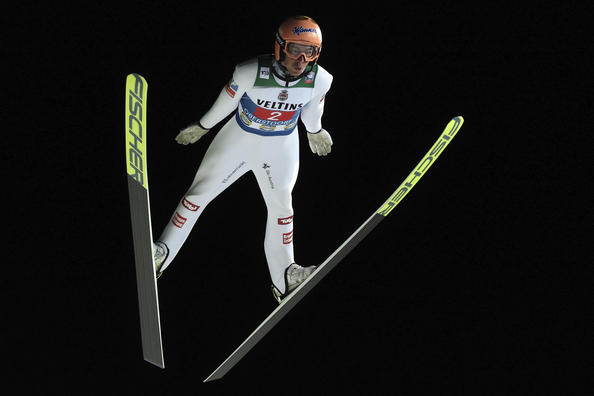 Stefan Kraft, durante la primera prueba de la septuagésima tercera edición del prestigioso Torneo de los Cuatro Trampolines de saltos de esquí nórdico, que se disputa este domingo en la rampa grande de Oberstdorf (Alemania).EFE/EPA/ANNA SZILAGYI
