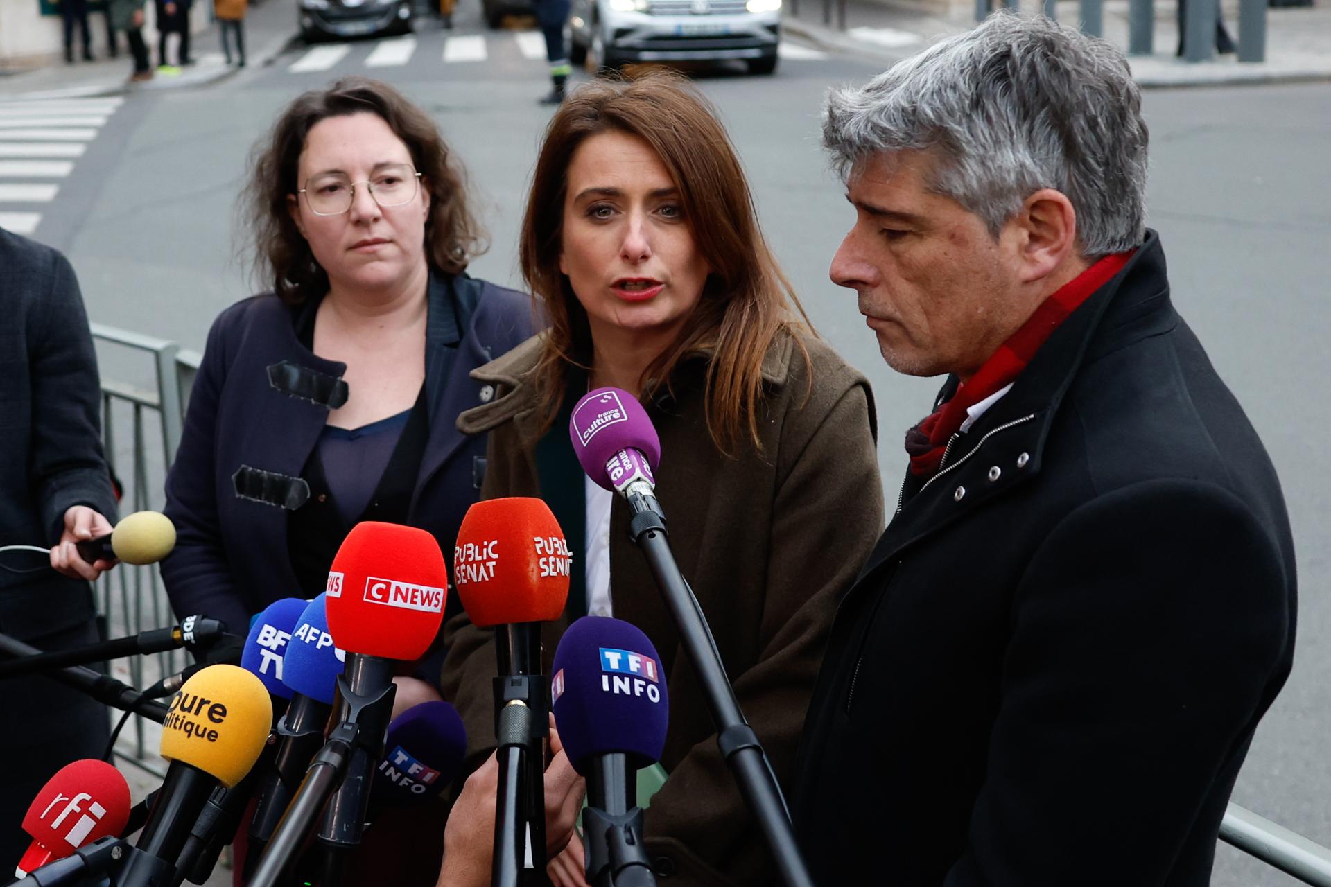 (De izq. a dcha.) La diputada francesa de Los Verdes Cyrielle Chatelain, la secretaria nacional de Los Ecologistas (LE) Marine Tondelier y el senador francés Guillaume Gontard, hablan con la prensa antes de su reunión con el presidente francés Emmanuel Macron para intentar formar un nuevo gobierno, en París, Francia, el 10 de diciembre de 2024. El Gobierno del Primer Ministro francés, Michel Barnier, perdió una moción de censura en la Asamblea Nacional el 4 de diciembre. (Francia) EFE/EPA/MOHAMMED BADRA</span></p></body>
</html>
