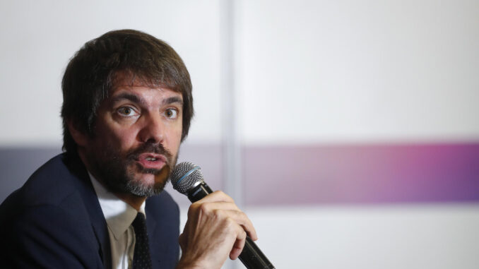 El ministro de Cultura de España, Ernest Urtasun, durante una rueda de prensa este domingo, durante la edición 38 de la Feria Internacional del Libro de Guadalajara (FIL), en Guadalajara (México). EFE/Francisco Guasco
