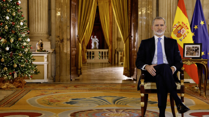 Felipe VI en su tradicional mensaje de Navidad, grabado en el Salón de Columnas del Palacio Real. EFE/ Ballesteros   POOL
