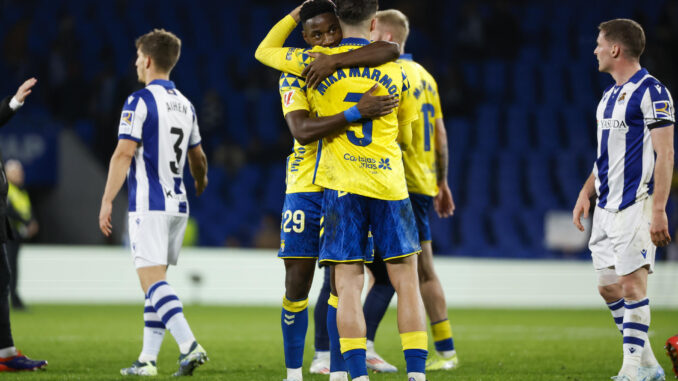 Los jugadores de Las Palmas se abrazan tras empatar con la Real Sociedad, durante el partido de la jornada 17 de LaLiga que Real Sociedad y UD Las Palmas disputaron en el Reale Arena. EFE/Javier Etxezarreta
