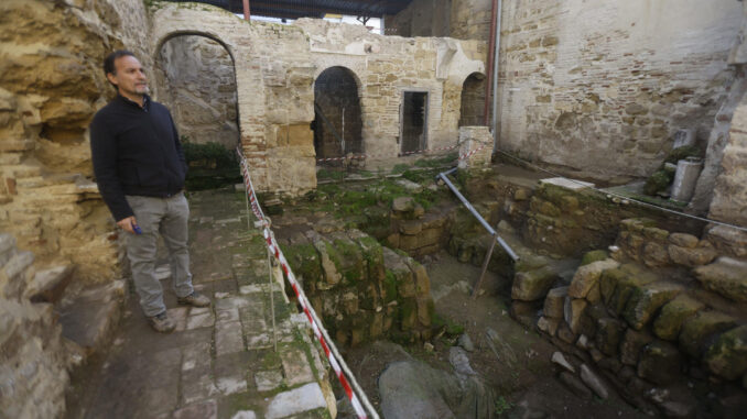 Santiago Rodero, investigador al cargo del grupo PATRICIA, unidad de investigación de universidad de Córdoba, en los Baños árabes de la Pescadería en Córdoba. Con cada proyecto de investigación arqueológica sobre su extenso patrimonio, la ciudad de Córdoba redescubre su historia con pequeños hallazgos que muestran las costumbres de cada época, el diseño de sus calles o los usos de sus edificios, como el caso de sus baños árabes califales, que ayudan a entender la vida de la Medina del siglo X.EFE/Salas
