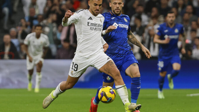 El centrocampista del Real Madrid Dani Ceballos (i) y el centrocampista del Getafe Carles Pérez en el partido de LaLiga entre el Real Madrid y el Getafe, este domingo en el estadio Santiago Bernabéu. EFE/ Sergio Pérez
