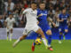 El centrocampista del Real Madrid Dani Ceballos (i) y el centrocampista del Getafe Carles Pérez en el partido de LaLiga entre el Real Madrid y el Getafe, este domingo en el estadio Santiago Bernabéu. EFE/ Sergio Pérez