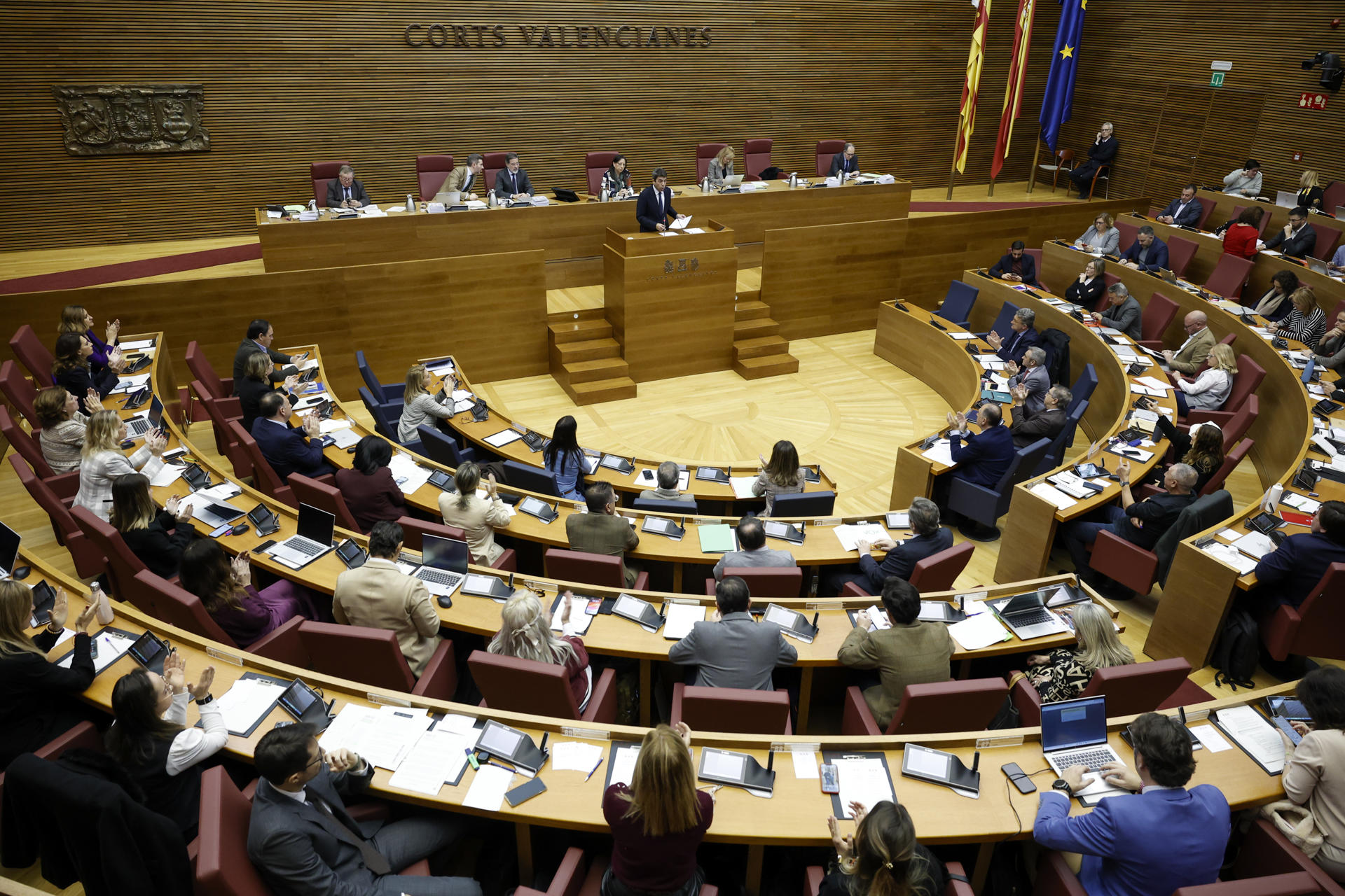 El president de la Generalitat, Carlos Mazón, durante su comparecencia en Les Corts Valencianes donde responde a preguntas de los grupos parlamentarios sobre por qué no ha dimitido tras la dana que arrasó parte de la provincia de Valencia el 29 de octubre y sobre lo logrado en la Conferencia de Presidentes del pasado viernes. EFE/Biel Aliño
