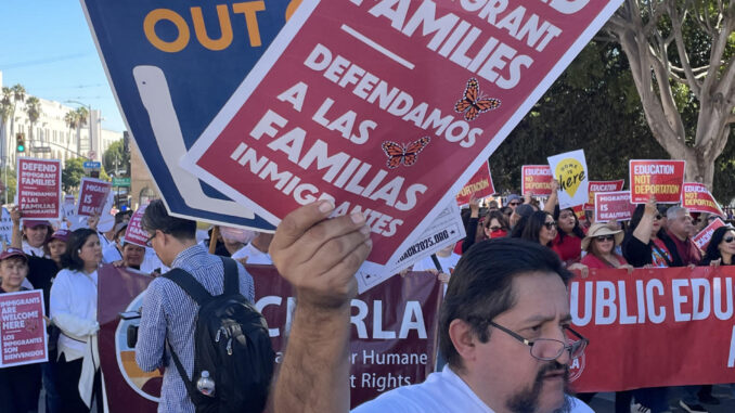 Fotografía cedida de un hombre durante una manifestación este 18 de diciembre de 2024, en Los Ángeles (EE.UU.). EFE/ CHIRLA
