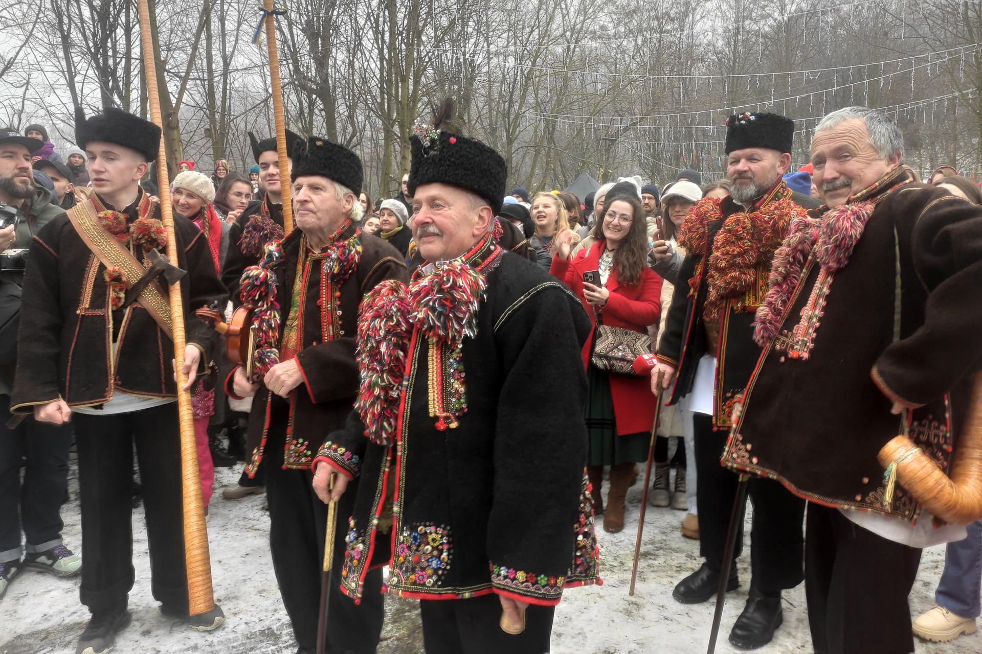 Cantantes de villancicos de Kryvorivnia, un pueblo de las montañas ucranianas donde las tradiciones navideñas sobrevivieron mejor durante el régimen soviético. EFE/ Rostyslav Averchuk
