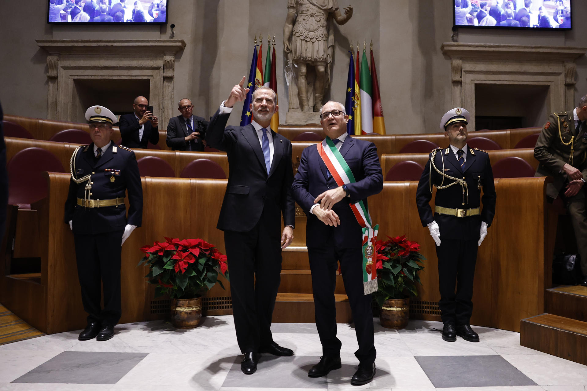 ROMA, 11/12/2024.- El rey Felipe VI (2i) conversa con el alcalde de Roma, Roberto Gualtieri, durante su visita este miércoles al Ayuntamiento de Roma. EFE/ Chema Moya
