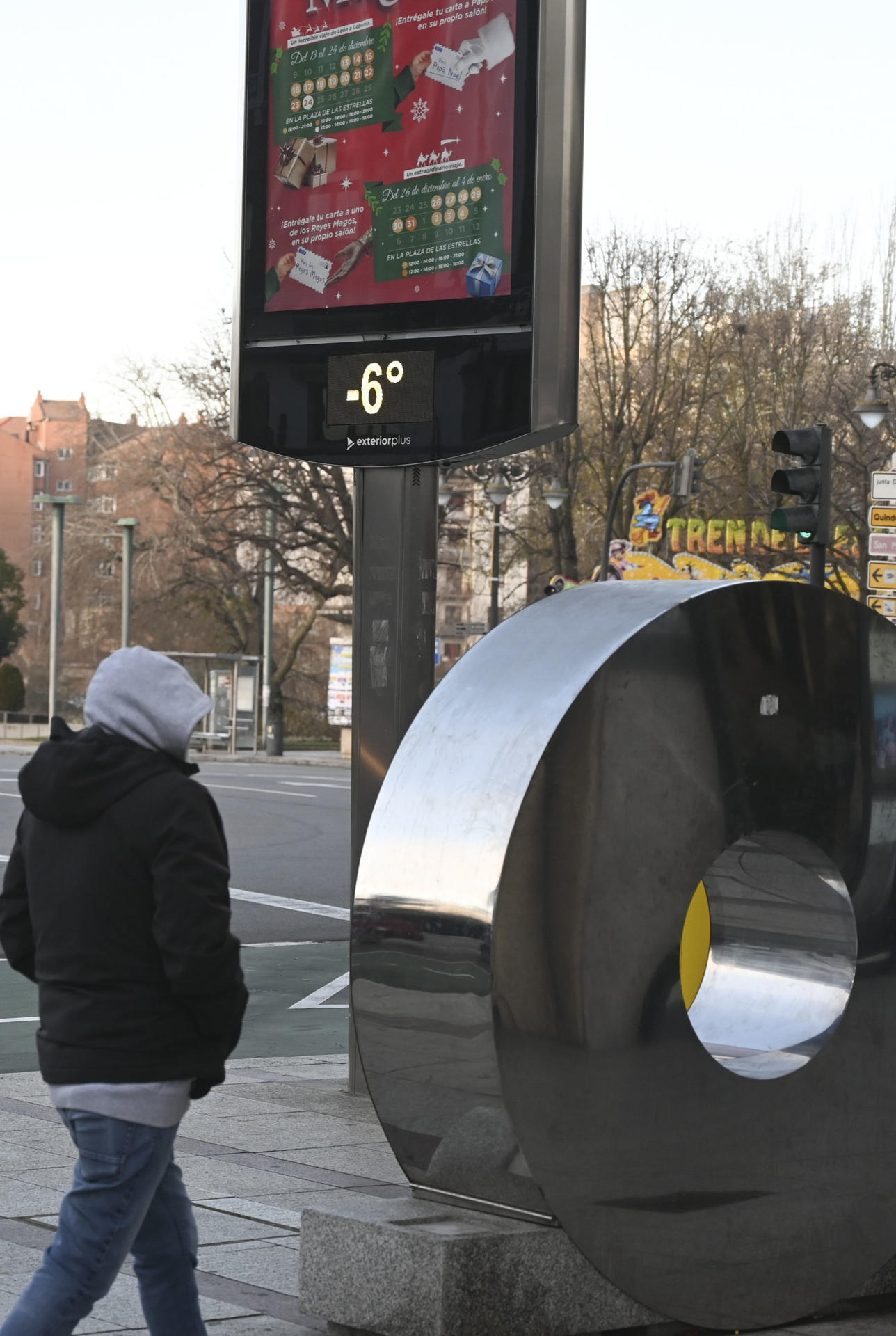 Vista de un termómetro que marca los menos seis grados en León este lunes. EFE/J.Casares
