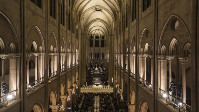 Imagen de la recién restaurada catedral de Notre Dame en París. EFE/EPA/Teresa Suarez
