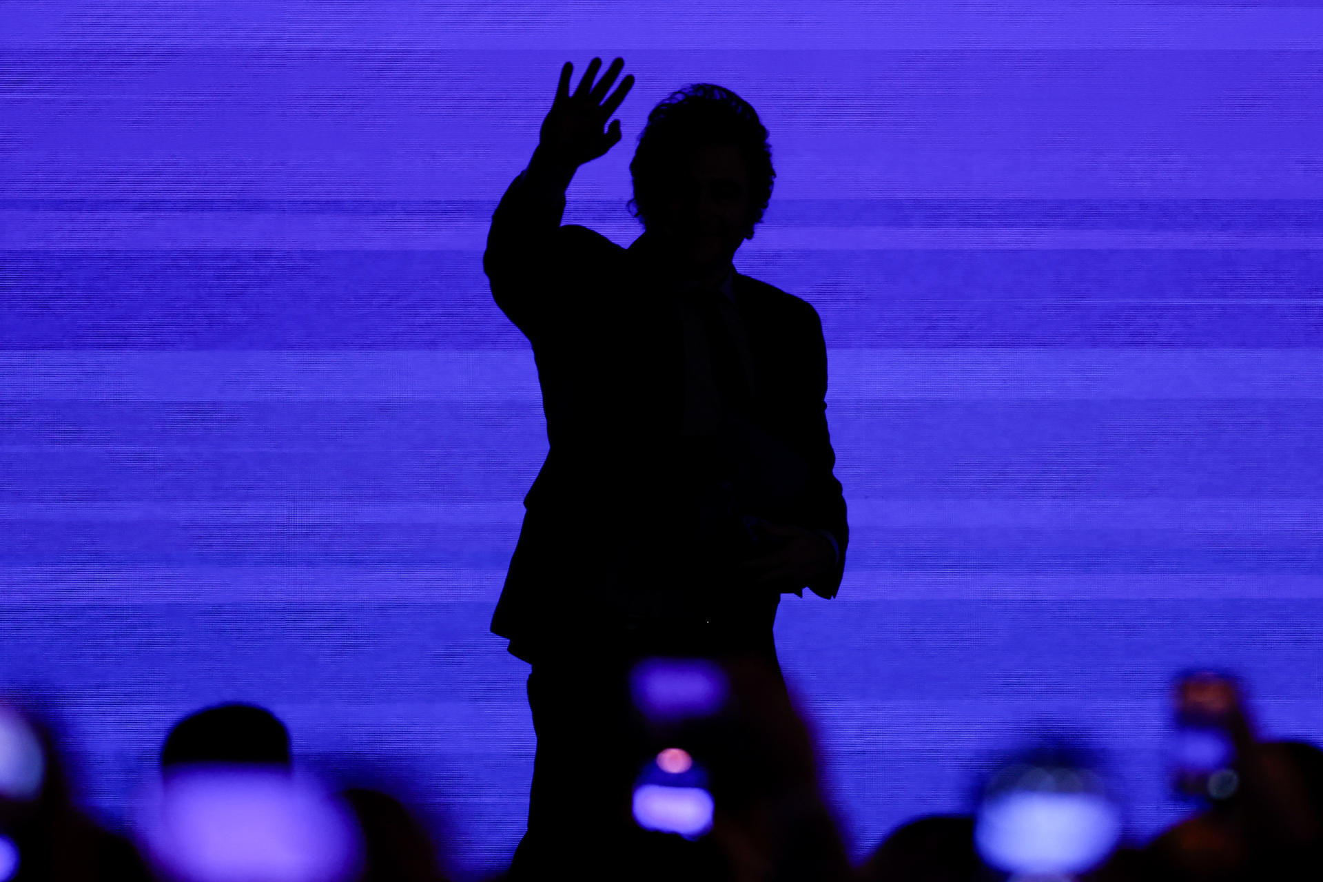 El presidente de Argentina, Javier Milei, saluda durante la Conferencia Política de Acción Conservadora (CPAC) este miércoles, en Buenos Aires (Argentina). EFE/ Juan Ignacio Roncoroni
