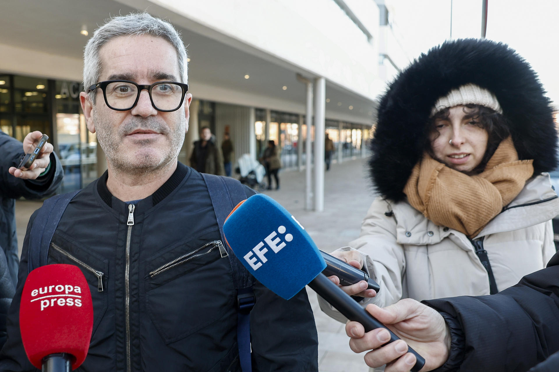 Jacobo Martos, hijo del cantante Raphael, se dirige a medios de comunicación a las puertas del Hospital 12 de Octubre en Madrid, este lunes. EFE/ Sergio Pérez
