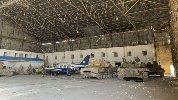 Una aeronave y tanques del antiguo régimen sirio en la base aérea de Mezzeh, a las afueras de Damasco, vistos el 18 de diciembre de 2024. EFE/Noemí Jabois
