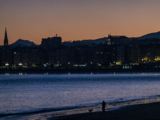 Vista del amanecer este lunes en San Sebastián. EFE/Javier Etxezarreta