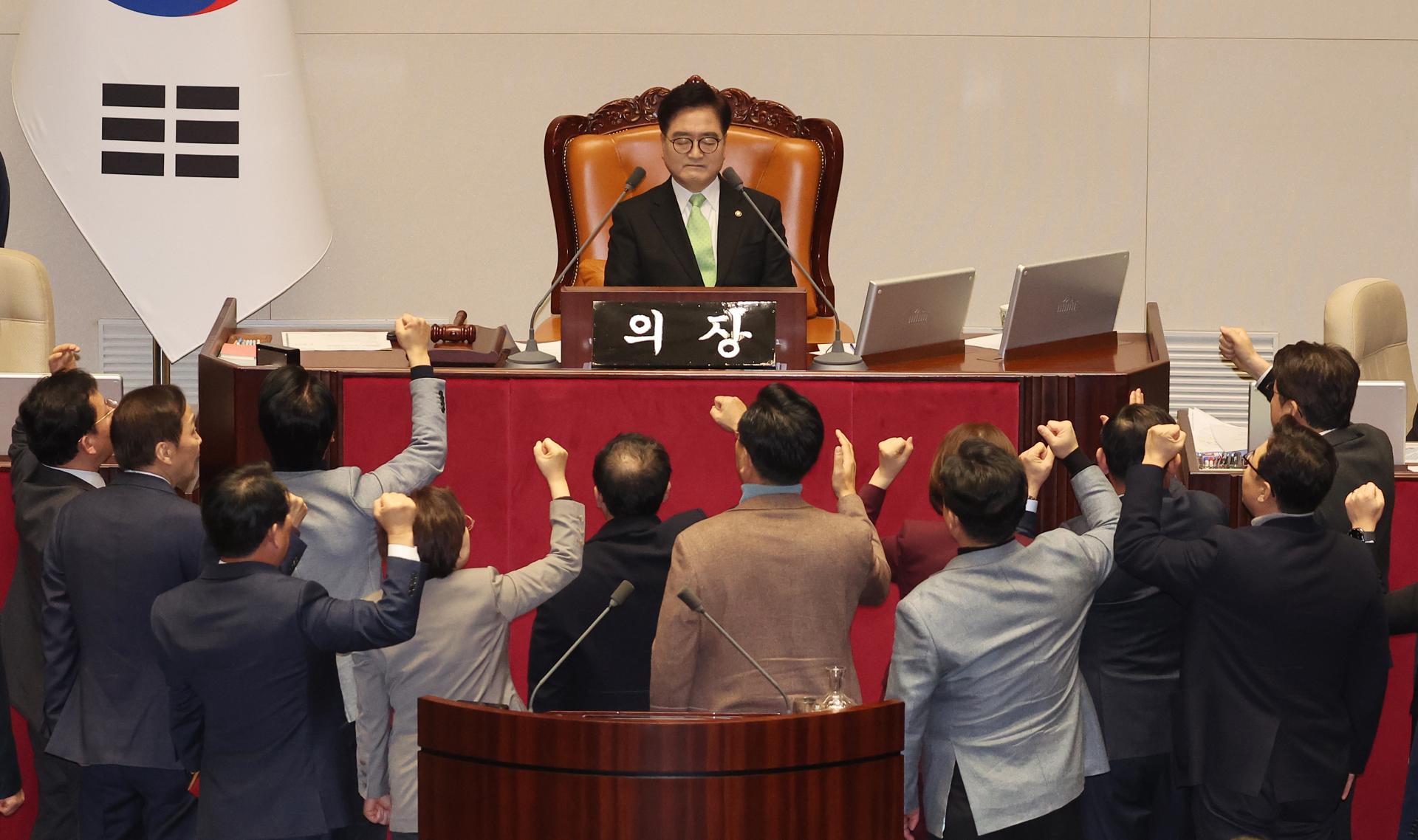 Legisladores del gobernante Partido del Poder Popular (PPP) protestan ante el presidente de la Asamblea Nacional, Woo Won-sik, antes de una votación sobre la moción presentada por la oposición para destituir al primer ministro y presidente en funciones, Han Duck-soo, en Seúl, el 27 de diciembre de 2024. EFE/EPA/YONHAP SOUTH KOREA OUT
