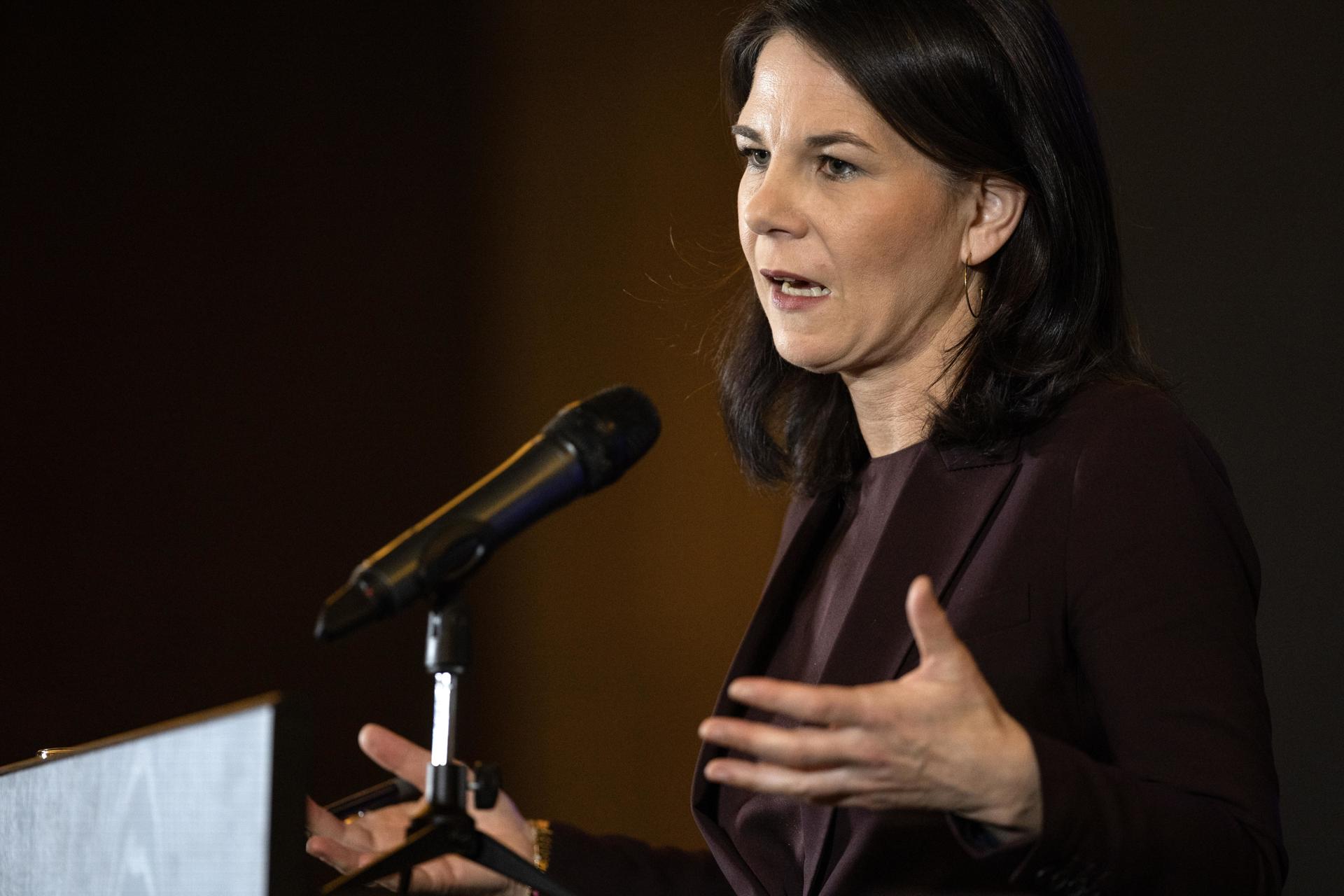 La ministra de Asuntos Exteriores de Alemania, Annalena Baerbock, en una conferencia de prensa en Pekín, el 2 de diciembre de 2024. EFE/EPA/ANDRÉS MARTÍNEZ CASARES
