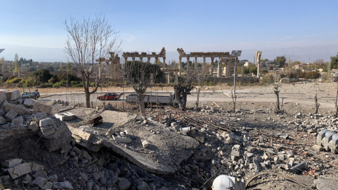 Las ruinas de un bombardeo israelí frente al Hotel Palmira de Baalbek, en el este del Líbano. EFE/Noemí Jabois
