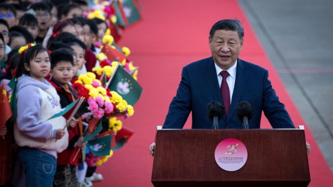 El presidente chino, Xi Jinping, pronuncia un discurso a su llegada al aeropuerto internacional de Macao para celebrar el 25º aniversario del retorno de la ciudad a China, el 18 de diciembre de 2024. EFE/EPA/GONCALO LOBO PINHEIRO
