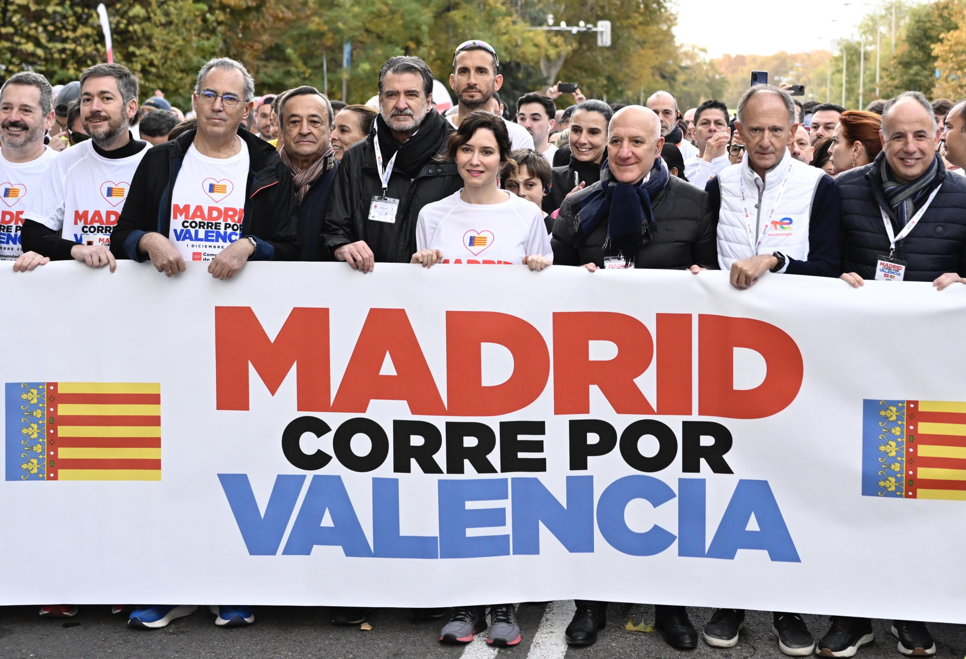 La presidenta de la Comunidad de Madrid, Isabel Díaz Ayuso (c) participa en la carrera solidaria 'Madrid corre por Valencia', donde ha denunciado en declaraciones a los medios, una "operación del Estado contra un adversario político". EFE/Víctor Lerena.
