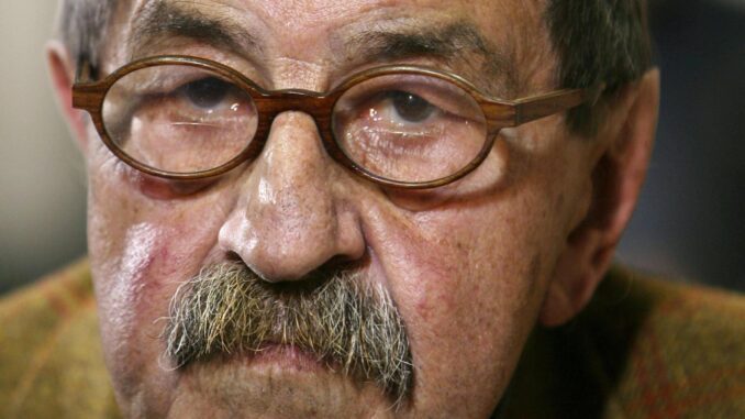 Fotografía de archivo tomada el 6 de octubre de 2006 que muestra al Nobel de Literatura alemán Günter Grass durante la Feria del Libro de Fráncfort, Alemania. EFE/BORIS ROESSLER
