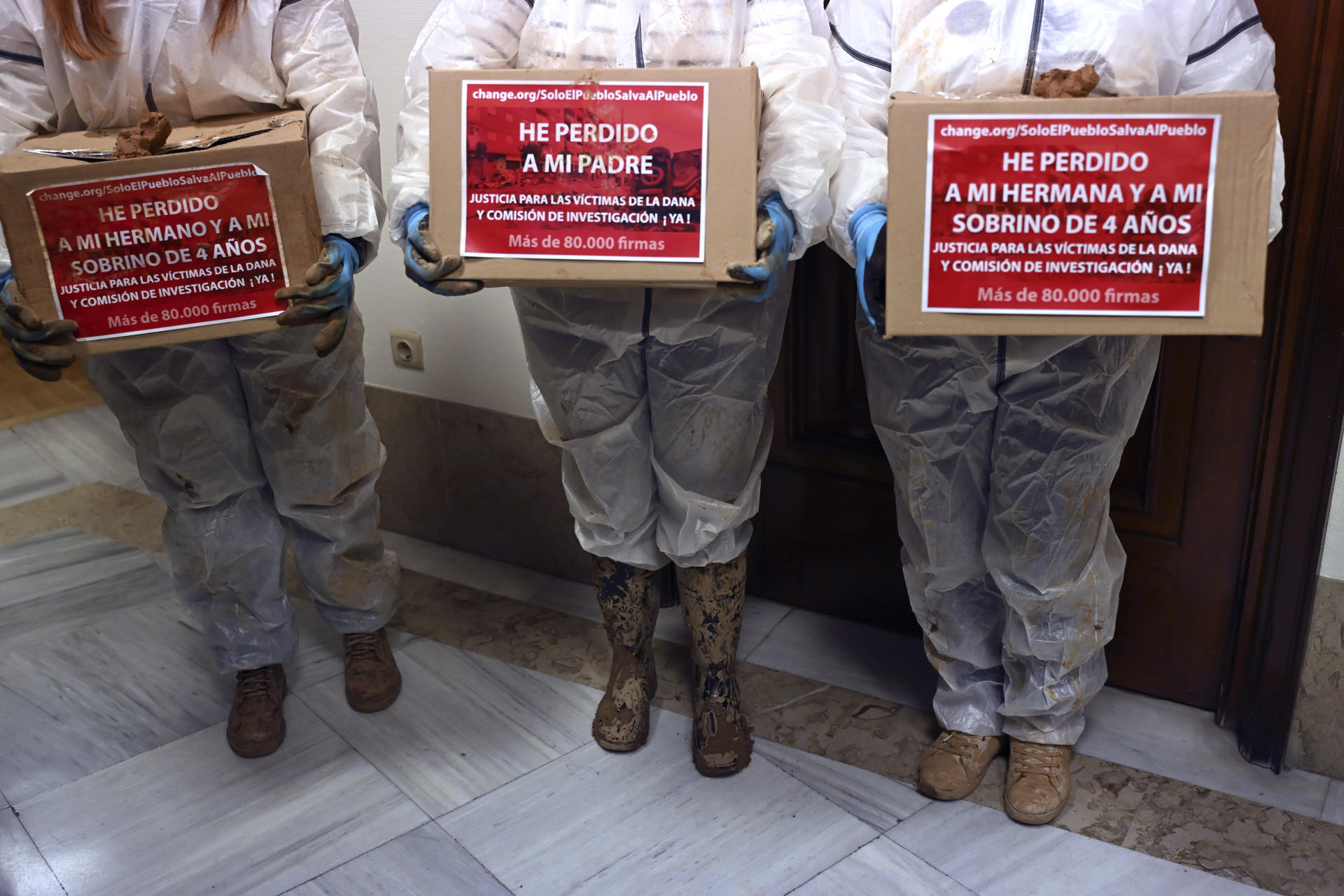 Familiares de fallecidos en la dana entregan este jueves en el Congreso de los Diputados más de 65.000 firmas recogidas en las últimas dos semanas pidiendo justicia para las víctimas y que se abra una comisión de investigación por la gestión de la catástrofe. EFE/ Fernando Villar
