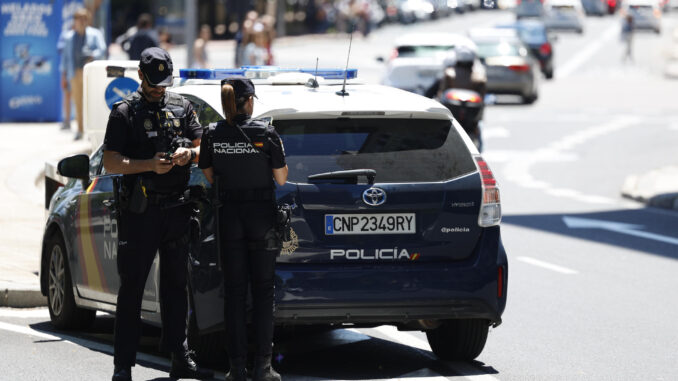 Imagen de archivo de una pareja de la Policía Nacional junto al “coche patrulla” en una céntrica calle de Madrid. EFE/Mariscal
