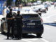 Imagen de archivo de una pareja de la Policía Nacional junto al “coche patrulla” en una céntrica calle de Madrid. EFE/Mariscal